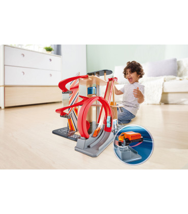 Garaje para Autos de Juguete con Saltos y Piruetas Hape