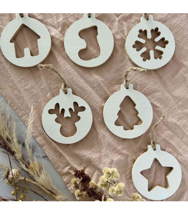 Adornos de Figuras Colgantes Caladas en Madera 9 cm x 6